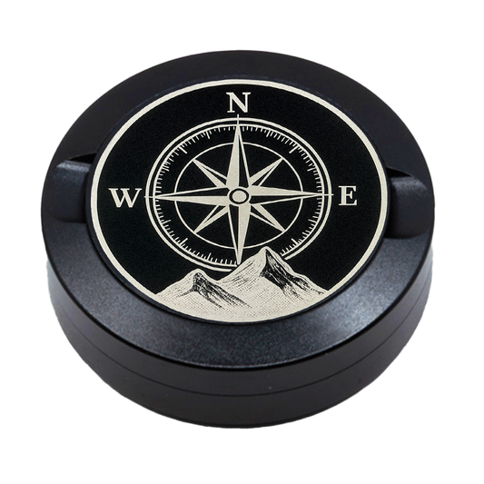 Gravierte Snusdose aus Aluminium mit Motiv « Kompass True North « auf der Vorderseite, detailreiche Lasergravur, personalisierbare Tabakdose in runder Form.