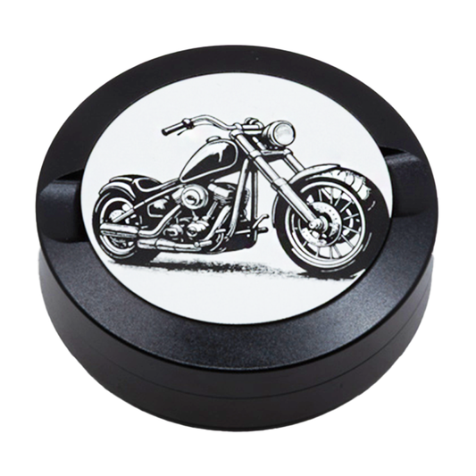 Gravierte Snusdose aus Aluminium mit Motiv «Ride On  « auf der Vorderseite, detailreiche Lasergravur, personalisierbare Tabakdose in runder Form.