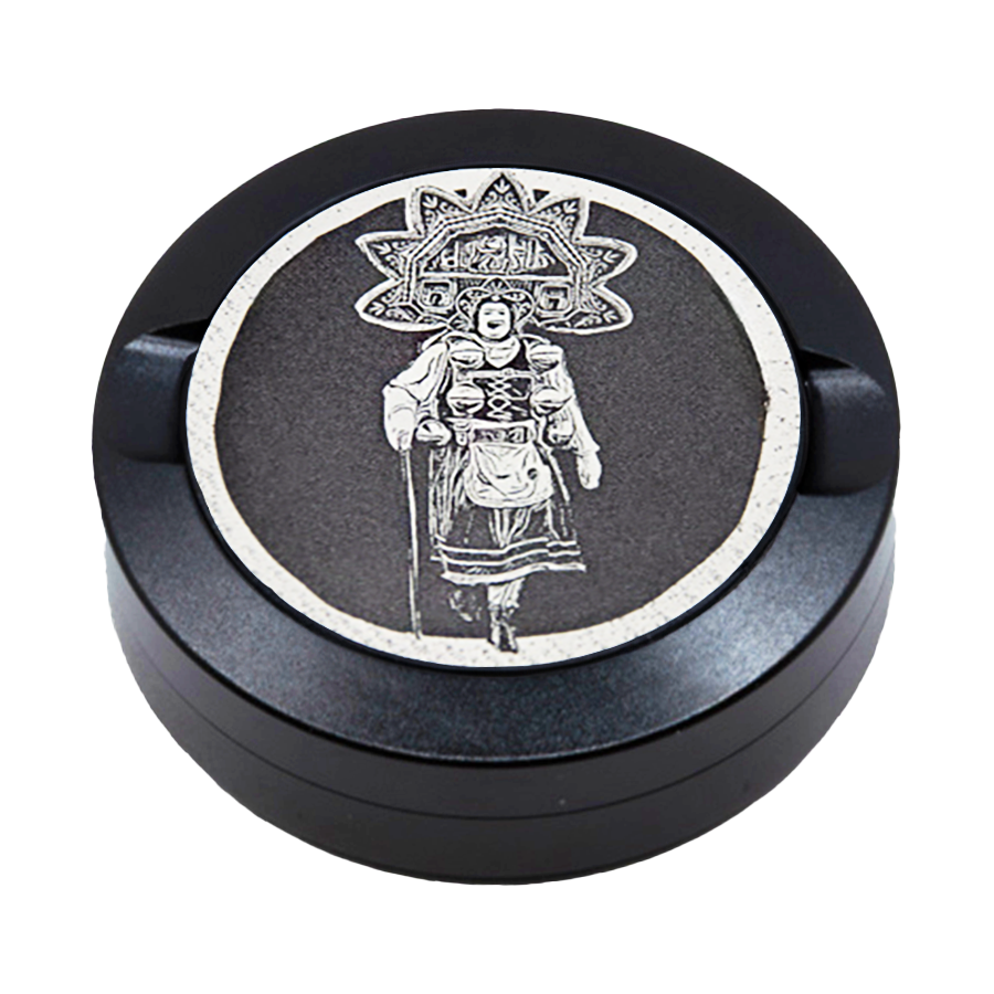 Gravierte Snusdose aus Aluminium mit Motiv « Silvesterchlaus « auf der Vorderseite, detailreiche Lasergravur, personalisierbare Tabakdose in runder Form.