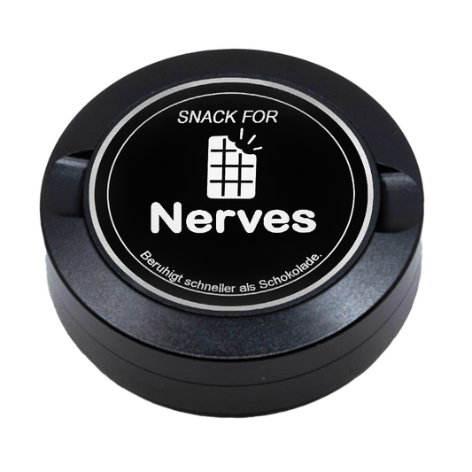 Gravierte Snusdose aus Aluminium mit Motiv « Snacks for Nerves « auf der Vorderseite, detailreiche Lasergravur, personalisierbare Tabakdose in runder Form.