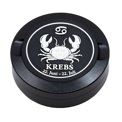 Gravierte Snusdose aus Aluminium mit Motiv «Sternzeichen Krebs  « auf der Vorderseite, detailreiche Lasergravur, personalisierbare Tabakdose in runder Form.