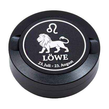 Gravierte Snusdose aus Aluminium mit Motiv « Sternzeichen Löwe « auf der Vorderseite, detailreiche Lasergravur, personalisierbare Tabakdose in runder Form.