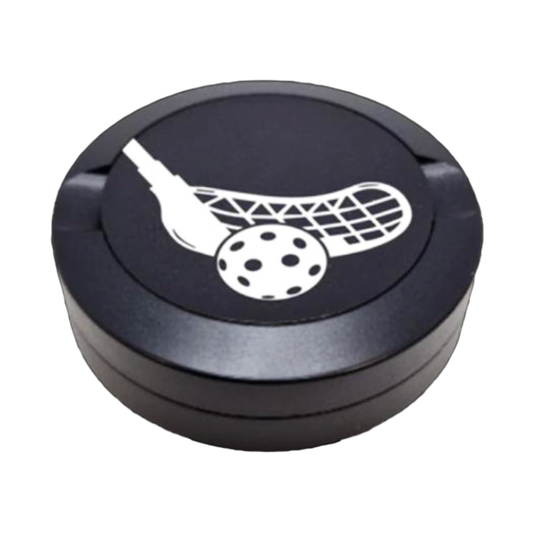 Gravierte Snusdose aus Aluminium mit Motiv « Stick & Strike « auf der Vorderseite, detailreiche Lasergravur, personalisierbare Tabakdose in runder Form.