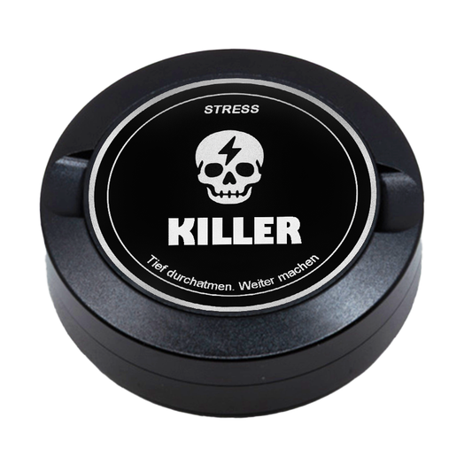 Gravierte Snusdose aus Aluminium mit Motiv «Stress Killer  « auf der Vorderseite, detailreiche Lasergravur, personalisierbare Tabakdose in runder Form.