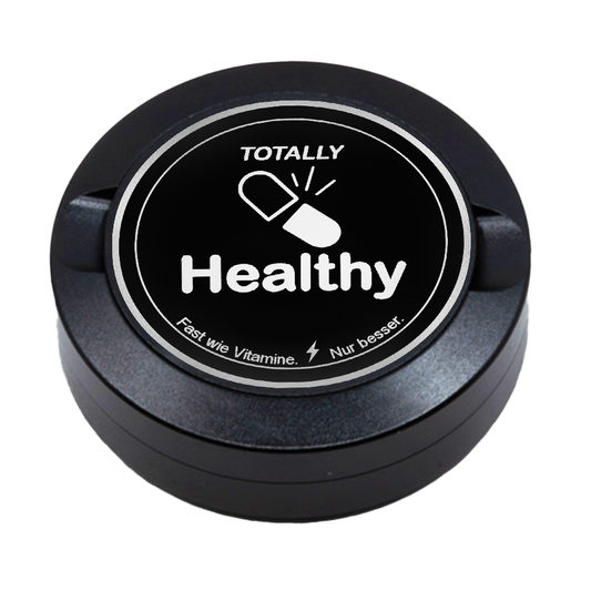 Gravierte Snusdose aus Aluminium mit Motiv « Totally Healty « auf der Vorderseite, detailreiche Lasergravur, personalisierbare Tabakdose in runder Form.