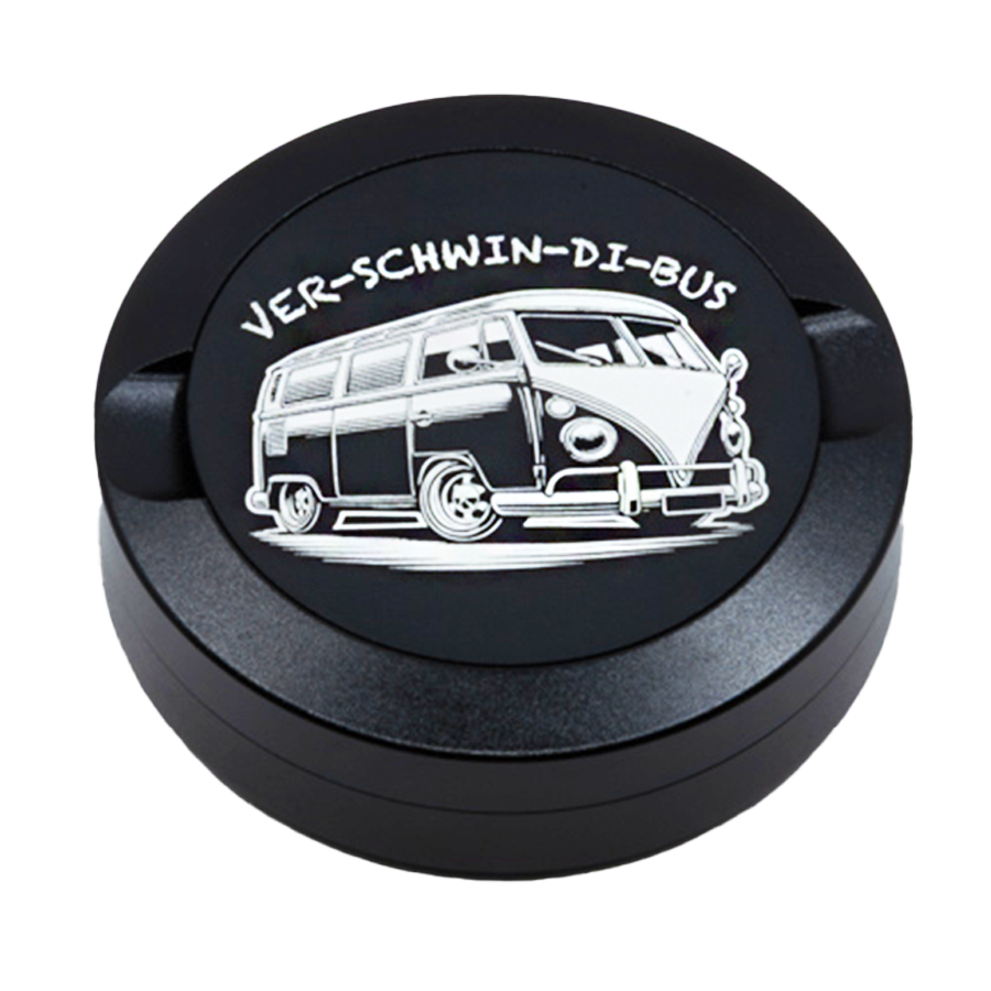 Gravierte Snusdose aus Aluminium mit Motiv « Ver-schwin-di- Bus « auf der Vorderseite, detailreiche Lasergravur, personalisierbare Tabakdose in runder Form.