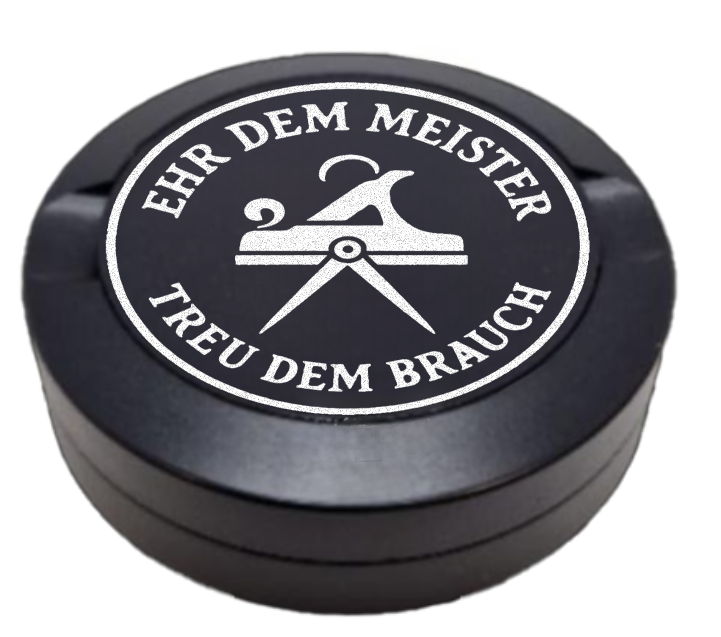 Gravierte Snusdose aus Aluminium mit Motiv « Zunftzeichen Schreiner « auf der Vorderseite, detailreiche Lasergravur, personalisierbare Tabakdose in runder Form.