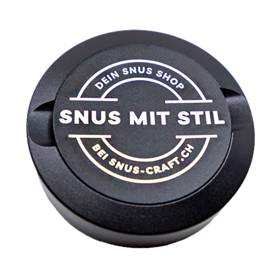 Gravierte Snusdose aus Aluminium mit Motiv « snus-craft.ch « auf der Vorderseite, detailreiche Lasergravur, personalisierbare Tabakdose in runder Form.
