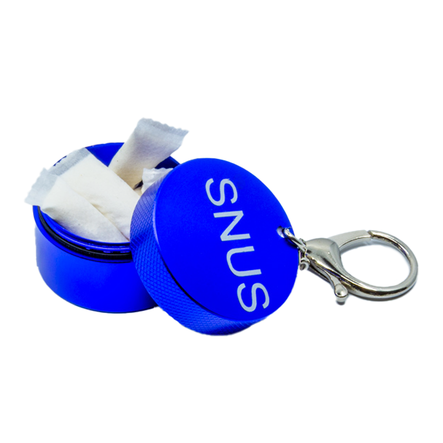 Mini Snusi Schlüsselanhänger blau, Detailansicht des kleinen Behälters für Snus-Rationen.