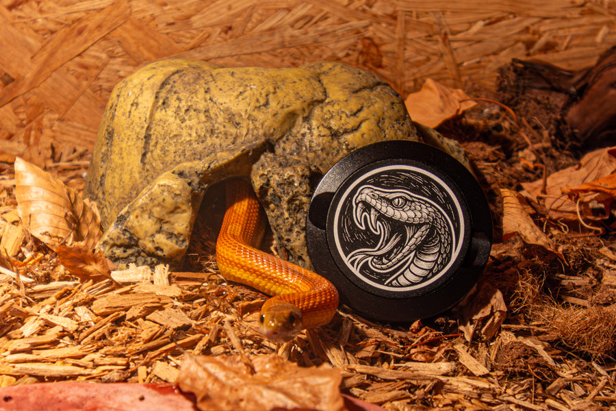 Personalisierte Snusdose mit Black Venom Monogramm Gravur aus Aluminium, minimalistisch, elegante Lasergravur mit Motiv