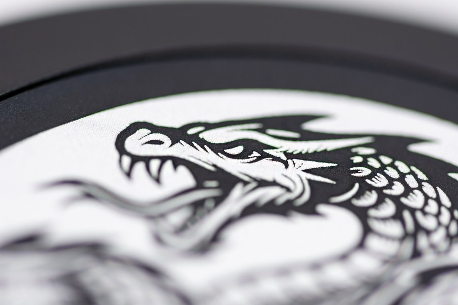 Personalisierte Snusdose mit Hydra Monogramm Gravur aus Aluminium, minimalistisch, elegante Lasergravur mit Motiv