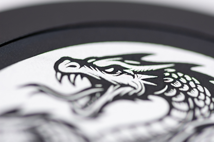 Personalisierte Snusdose mit Hydra Monogramm Gravur aus Aluminium, minimalistisch, elegante Lasergravur mit Motiv