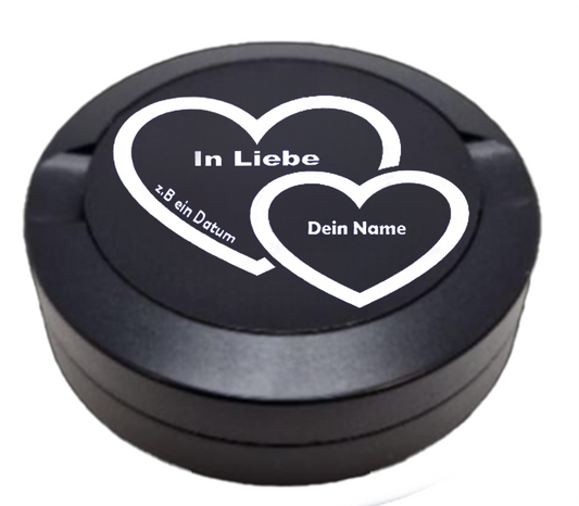Zwei Herzen mit der Aufschrift « In Liebe» - personalisierbar mit Namen und Datum für ein einzigartiges, individuelles Geschenk- schwarze Oberfläche