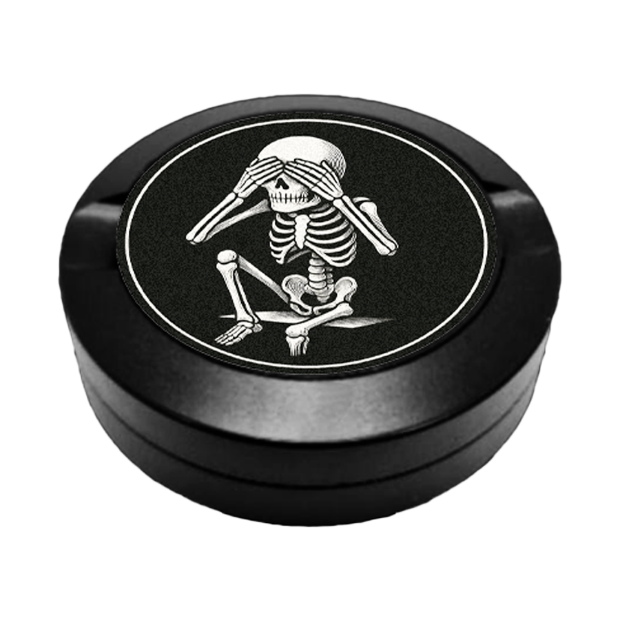 Kleines Skelettmännchen das sich die Augen zu hält, gravierte Snusdose, präzise Lasergravur, aus der Ripsy Kollektion