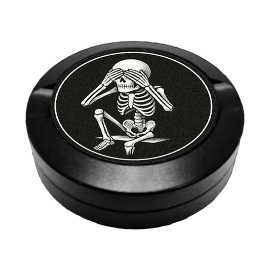 Kleines Skelettmännchen das sich die Augen zu hält, gravierte Snusdose, präzise Lasergravur, aus der Ripsy Kollektion