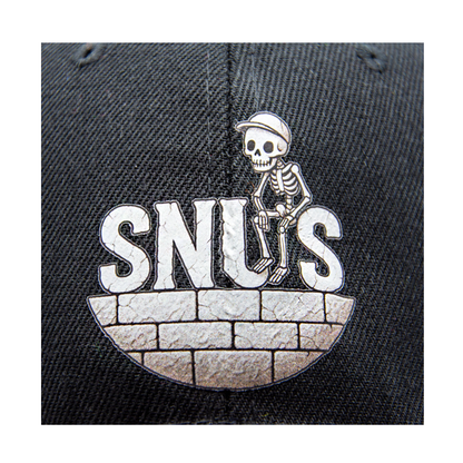 Ripsi Baseballmütze in Schwarz mit aufgedrucktem Ripsi Sitzend Logo, Nahaufnahme