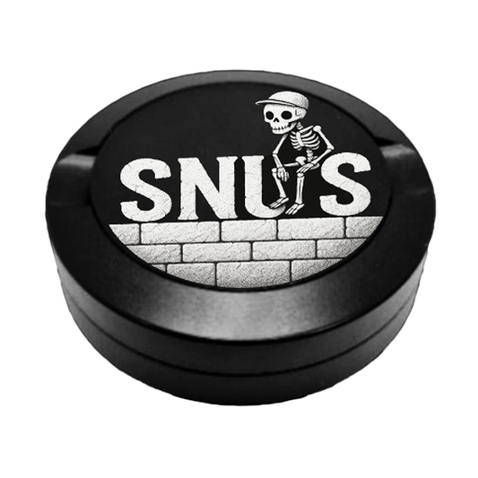 Gravierte Snusdose mit Skelettmännchen Motiv, sitzend auf Snusmauer, feine Lasergravur, Metall-Snusdose, Teil der Ripsy Kollektion