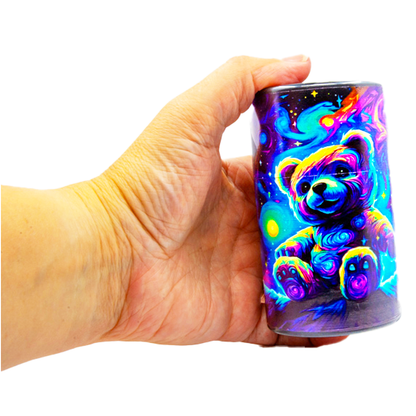 Snus Safe Box mit Cosmic Bear Motiv, gehalten in der Hand, handliches und sicheres Snus-Aufbewahrungsprodukt.