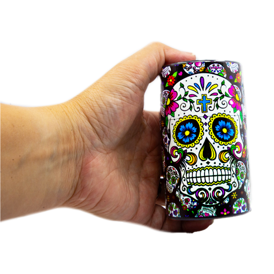 Snus Safe Box mit Holy Skull  Motiv, gehalten in der Hand, handliches und sicheres Snus- Aufbewahrungsprodukt