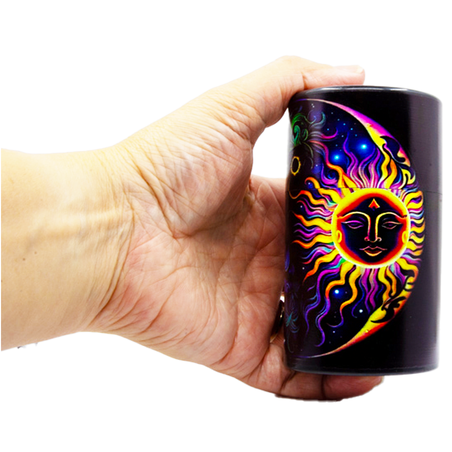 Snus Safe Box mit Mystic Sun Motiv, gehalten in der Hand, handliches und sicheres Snus-Aufbewahrungsprodukt.