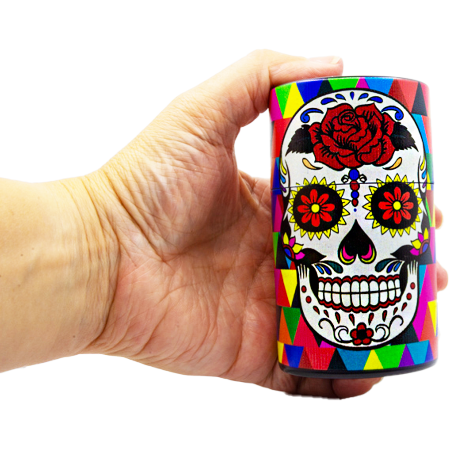 Snus Safe Box mit Rose Skull  Motiv, gehalten in der Hand, handliches und sicheres Snus- Aufbewahrungsprodukt
