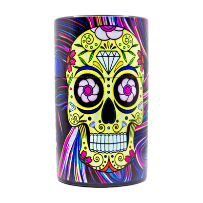 Snus Safe Box mit Sugar Skull Motiv, Vorderansicht des verschlossenen Produkts, kompakte Aufbewahrung für Snus