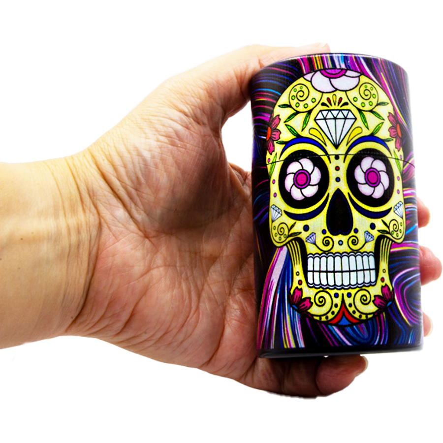 Snus Safe Box mit Sugar Skull Motiv, gehalten in der Hand, handliches und sicheres Snus-Aufbewahrungsprodukt