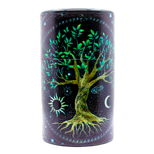 Snus Safe Box mit Tree of Life Motiv, Vorderansicht des verschlossenen Produkts, kompakte Aufbewahrung für Snus.