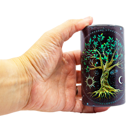 Snus Safe Box mit Tree of Life Motiv, gehalten in der Hand, handliches und sicheres Snus-Aufbewahrungsprodukt