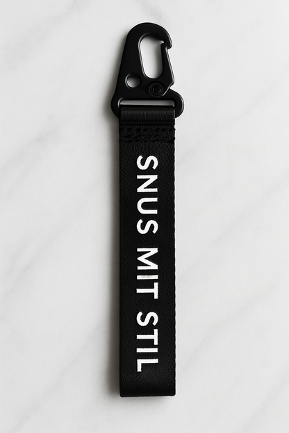 Bringe Stil in deinen Alltag mit unserem exklusiven Schlüsselanhänger "SNUS MIT STIL", Mit einer Länge von 19,5 cm und einem hochwertigen Karabiner aus Metall ist dieser Anhänger der ideale Begleiter für Snus-Fans, die Wert auf Design und Funktionalität legen.