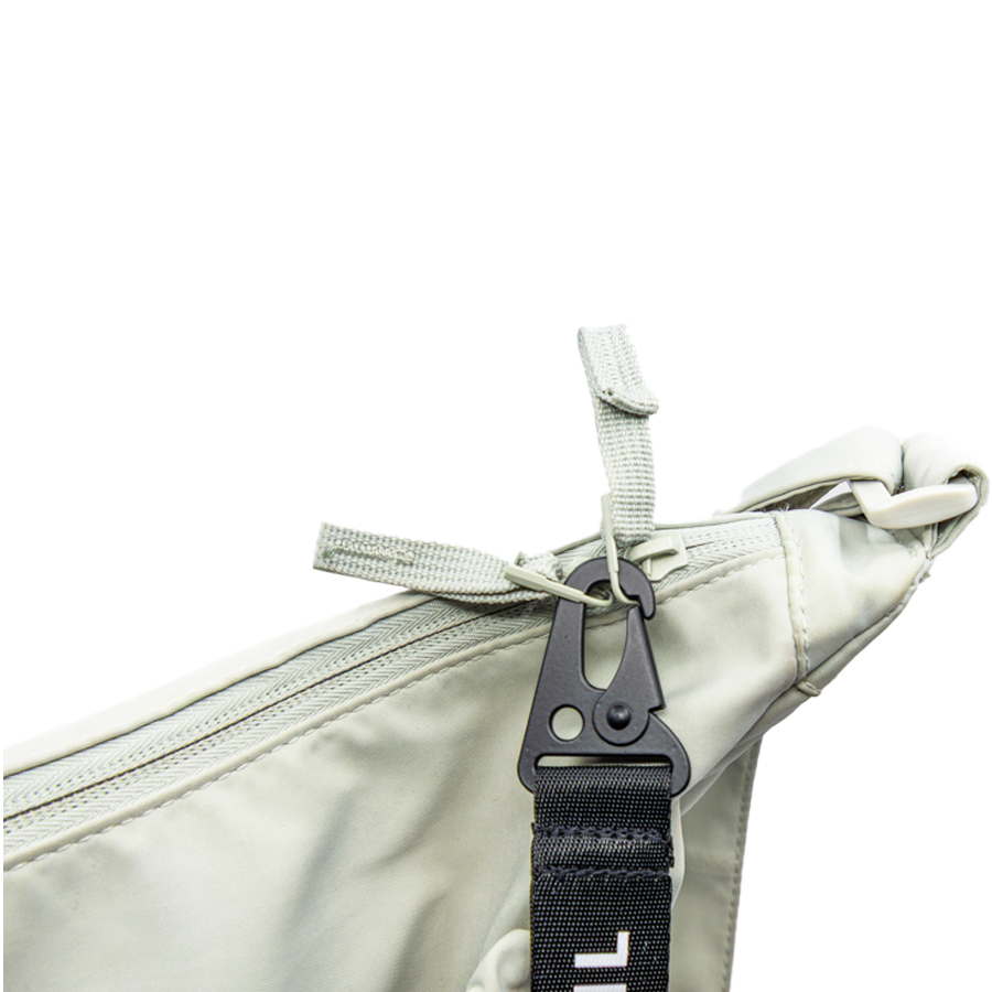 Schlüsselanhänger mit Aufdruck Snus mit Stil schwarz weiss, befestigt an Handtasche, modisches Zubehör