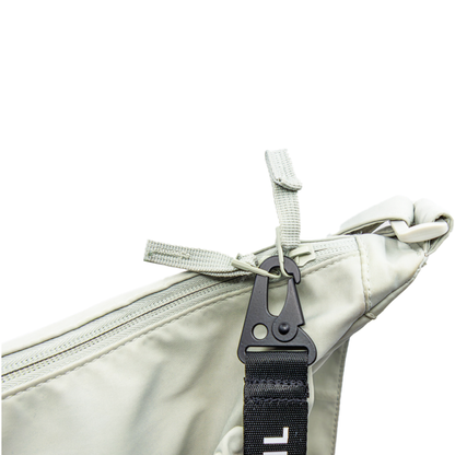 Schlüsselanhänger mit Aufdruck Snus mit Stil schwarz weiss, befestigt an Handtasche, modisches Zubehör