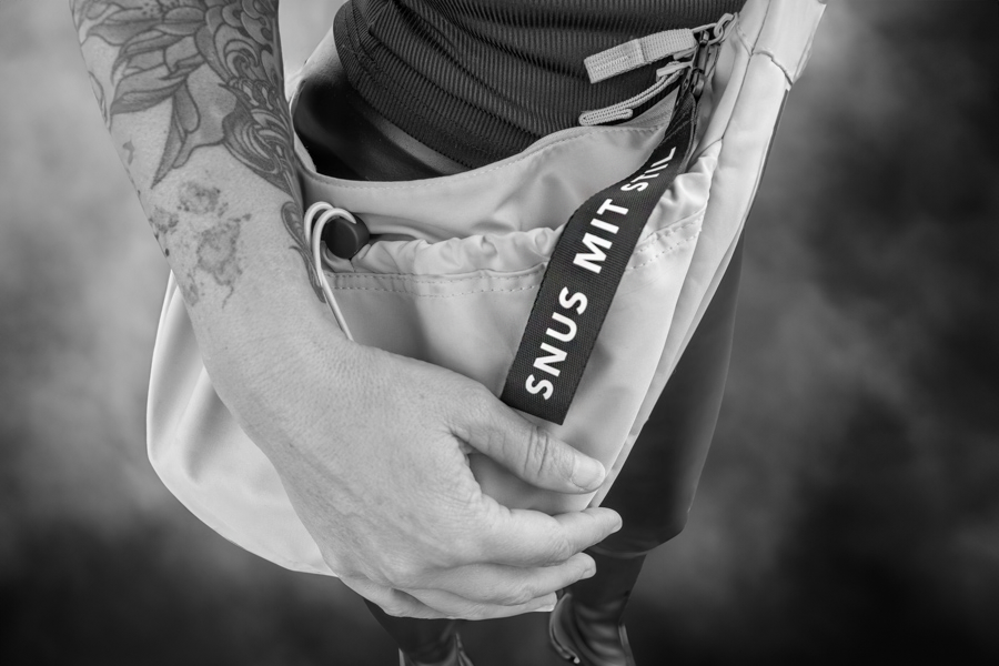 Schlüsselanhänger mit Text Snus mit Stil, schwarz weiss, mit Leinenband und karabiner, stilvolle Taschensicherung.