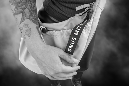 Schlüsselanhänger mit Text Snus mit Stil, schwarz weiss, mit Leinenband und karabiner, stilvolle Taschensicherung.