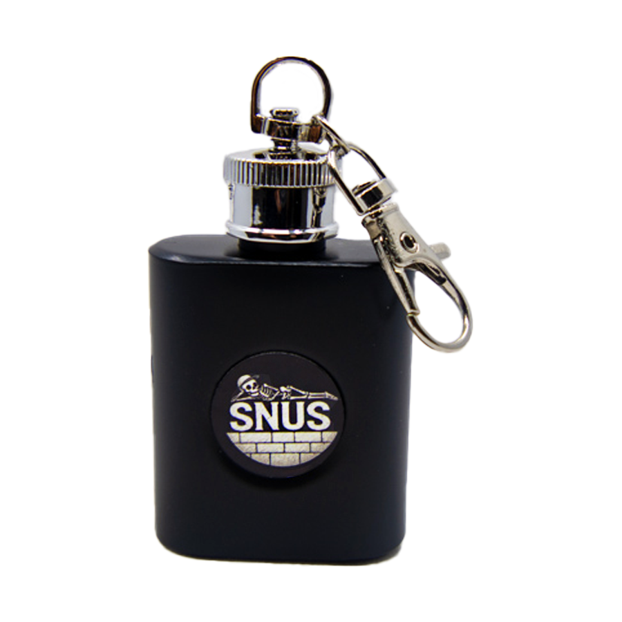 Schlüsselanhänger in Flachmann-Form mit Ripsy Skelett Motiv, Ripsy liegt auf einer Snus-Mauer, detailreiches Design, Metall Schlüsselanhänger, einzigartiges Streetwear-Accessoire.