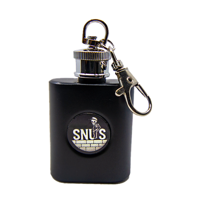 Schlüsselanhänger in Flachmann-Form mit Ripsy Skelett Motiv, Ripsy sitzt auf einer Snus-Mauer, detailreiches Design, Metall Schlüsselanhänger, einzigartiges Streetwear-Accessoire.