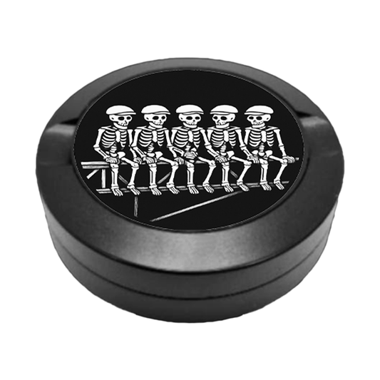 Gravierte Snusdose mit Skelettmännchen Motiv, fünf kleine Bauarbeiter Skelettmännchen sitzen auf einem Kran in der Höhe, detailreiche Lasergravur, personalisierte Snusdose, aus der Ripsy Kollektion