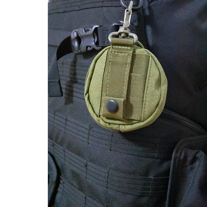 Militärgreen SnusTag Anhänger im Einsatz, befestigt an Rucksack, Outdoor-Accessoire