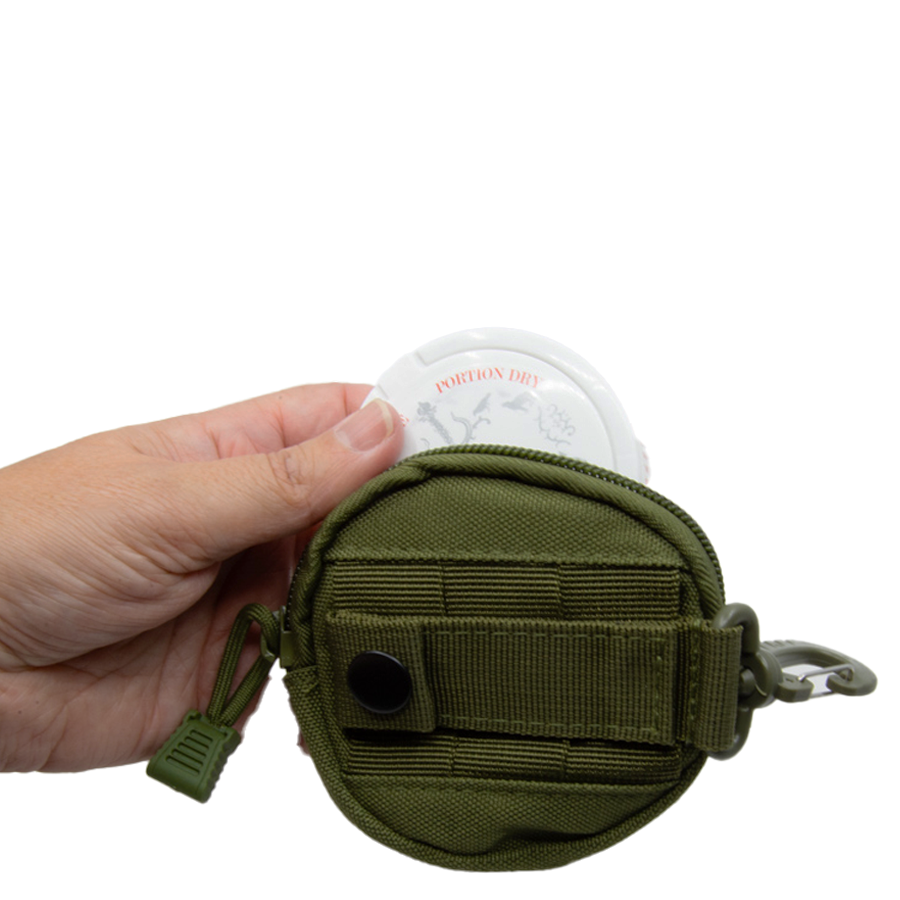 Militärgree SnusTag Anhänger mit eingesetzter Snusdose, praktische Transportlösung.