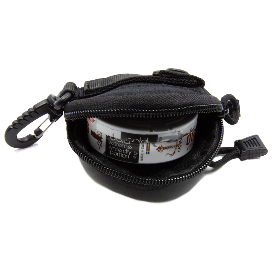 Schwarzer Snusag Anhänger im Einsatz, mit Ansicht von oben, Outdoor- Accessoire.