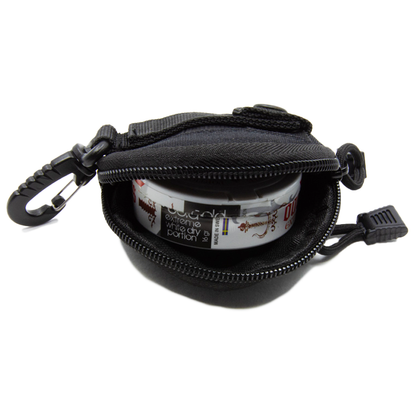 Schwarzer Snusag Anhänger im Einsatz, mit Ansicht von oben, Outdoor- Accessoire.