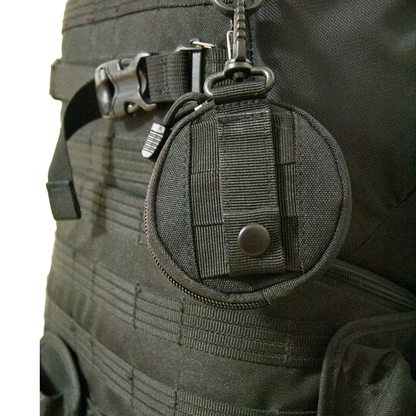 SnusTag Anhänger zur Befestigung am Rucksack, schwarzes Modell mit Karabiner