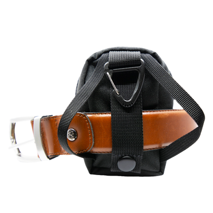 Schwarzer Snus Bag Mini Rucksack, Rückseite, minimalistisches Design.