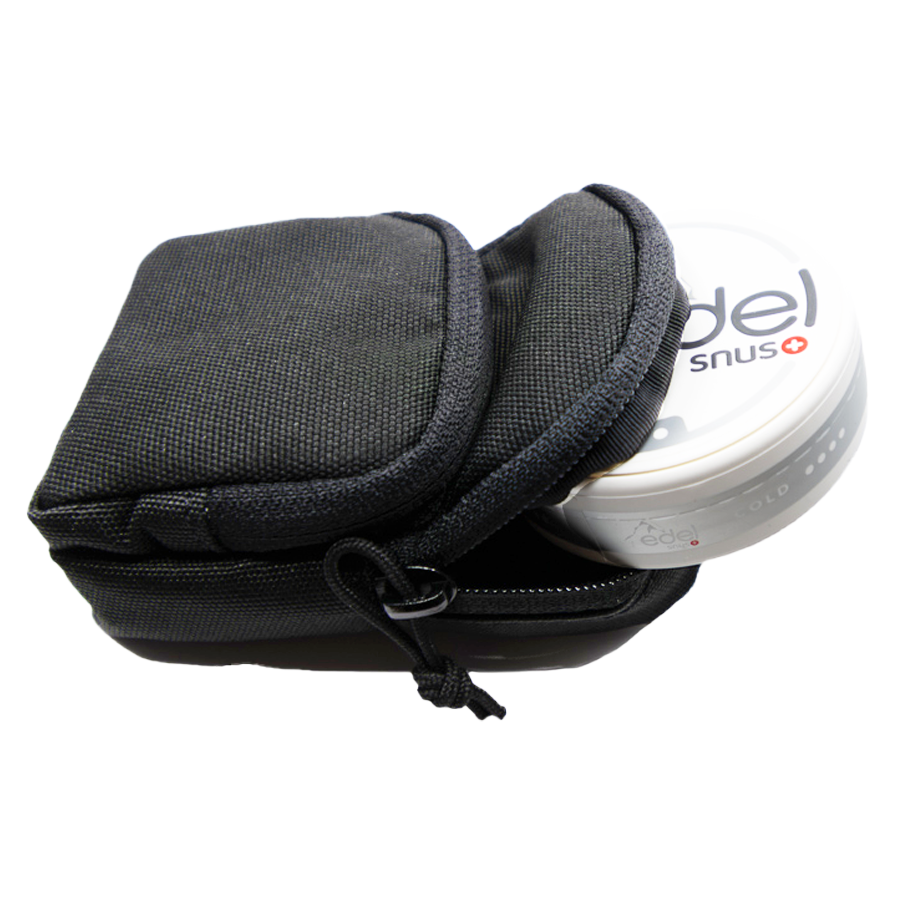 Snus Bag Mini Rucksack in Schwarz, Seitenansicht, kompakte Bauweise.