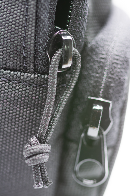 SnusBag Mini Rucksack in Schwarz, Detailaufnahme von Reissverschluss seitlich. 