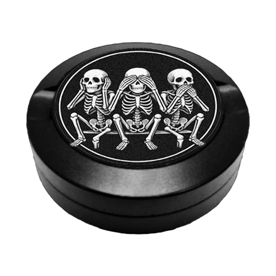 Gravierte Snusdose mit den drei Skelettmännchen, die drei Posen mit Ohren zu, Mund zu und Augenzu, präzise Lasergravur, hochwertige Snusdose aus Metall, Ripsy Kollektion