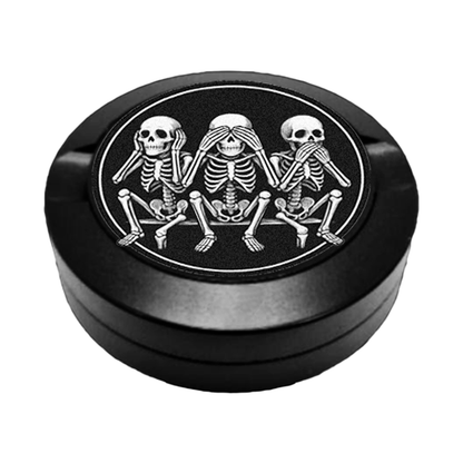 Gravierte Snusdose mit den drei Skelettmännchen, die drei Posen mit Ohren zu, Mund zu und Augenzu, präzise Lasergravur, hochwertige Snusdose aus Metall, Ripsy Kollektion