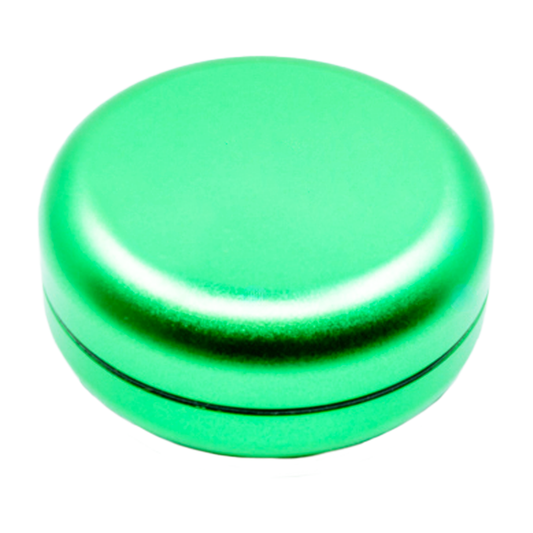 Snus Waste Mini, geschlossenes kleines Döschen ohne Bedruckung, in Grün, kompakt und handlich für unterwegs.