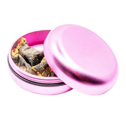 Snus Waste Mini, geöffnetes kleines Döschen ohne Bedruckung, in Rosa, zeigt Innenraum, praktisch für Aufbewahrung von gebrauchtem Snus.