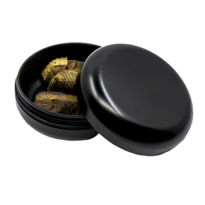 Snus Waste Mini, geöffnetes kleines Döschen ohne Bedruckung, in Schwarz, zeigt Innenraum, praktisch für Aufbewahrung von gebrauchtem Snus.